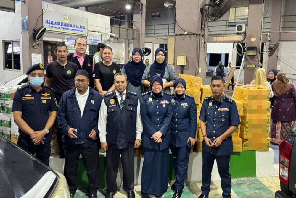 Pasukan penguat kuasa yang melakukan pemeriksaan di ICQS Rantau Panjang.