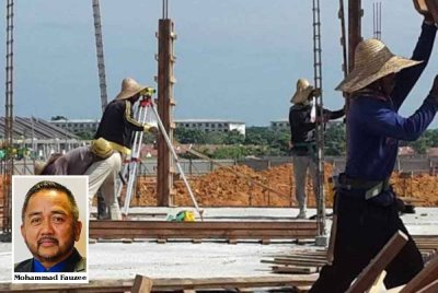 Sektor pembinaan negara kini beralih guna bahan alternatif seperti aluminium. (Foto hiasan) Gambar kecil: Mohammad Fauzee