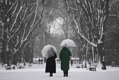 Salji lebat diramalkan berterusan di kawasan timur, selatan dan tengah negara itu dengan kawasan pergunungan dijangka menerima taburan salji paling tinggi. Foto AFP