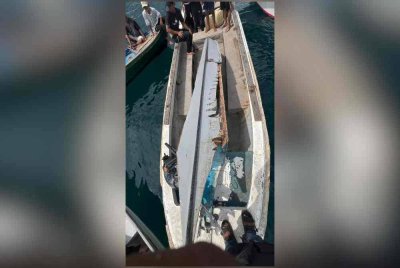 Dua lelaki maut apabila bot laju yang dinaiki berlanggar dengan sebuah bot pelancong dalam kejadian di perairan Kampung Balimbang pada Ahad.