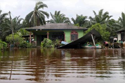 Jumlah mangsa banjir yang berlindung di pusat pemindahan sementara (PPS) di Johor terus meningkat. Foto Bernama
