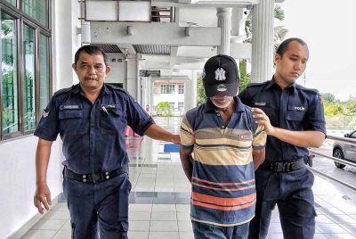 Warga emas didakwa di Mahkamah Sesyen Alor Gajah di sini pada Isnin.