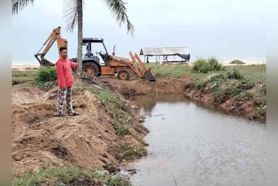 Zulkifli menunjukkan inisiatif penduduk menutup sistem perparitan bagi mengelak rumah mereka dimasuki air ekoran fenomena air pasang besar yang melanda sejak malam Sabtu.