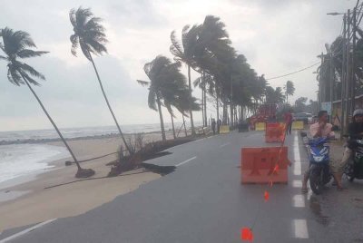Keadaan jalan yang runtuh dan angin kencang melanda.