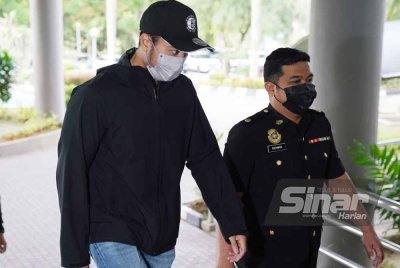 Muhammad Amin (kiri) didenda RM15,000 oleh Mahkamah Sesyen Shah Alam pada Isnin, kerana menerima rasuah melibatkan kerja-kerja pembersihan, pada 2019 hingga 2020 lalu. FOTO SINAR HARIAN/ROSLI TALIB