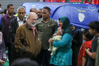 Yang di-Pertuan Agong, Sultan Ibrahim berkenan mengunjungi PPS yang menempatkan mangsa terjejas banjir.