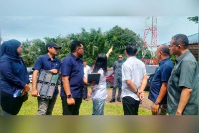 Nie Ching ((tengah) ketika melihat menara telekomunikasi di Bukit Rok sempena lawatan kerja di Bera pada Isnin.