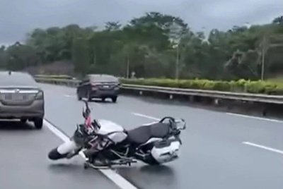 Keadaan motosikal mangsa selepas terlibat dalam kemalangan di Lebuhraya Linkedua, Arah Selatan pada Ahad. Foto Media sosial