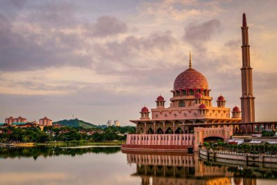 MASJID PUTRA di Putrajaya yang terkenal dalam kalangan pelancong termasuk non-Muslim. Foto CANVA