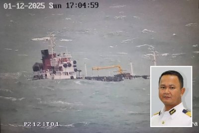 Kapal tangki terbabit yang karam di kedudukan 7.2 batu nautika Tenggara Tanjung Penyusop, Pengerang. Foto Maritim Malaysia (Gambar kecil: Kama Azri)