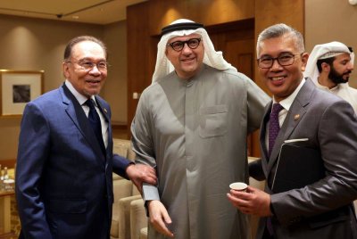 Anwar (kiri) bertemu Mohamed Jameel (tengah) ketika mengadakan mesyuarat perniagaan dengan pihak Dana Kekayaan Berdaulat Emiriah Arab Bersatu (UAE) pada Isnin. Turut hadir, Tengku Zafrul (kanan). Foto Bernama