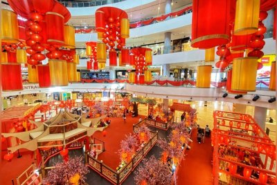 Hiasan 'Whimsical Spring Blossoms' di Aman Central sempena Tahun Baharu Cina.