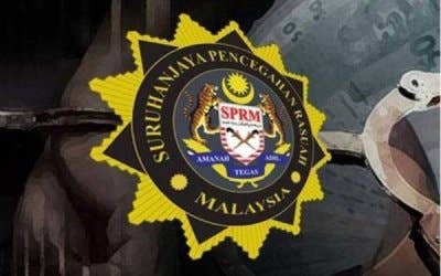 SPRM menahan dua warga asing disyaki cuba memberi sogokan RM1,000 kepada anggota polis bagi mengelak ditahan atas kesalahan memandu motosikal tanpa lesen dan nombor plat tidak lengkap, semalam. Gambar hiasan 