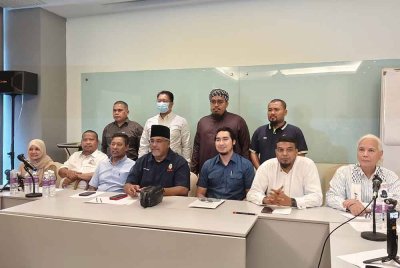 Syed Hasan (tengah) pada sidang akhbar membantah penjualan saham MAHB kepada BlackRock pada Isnin
