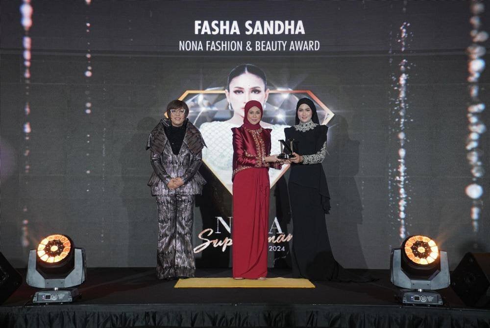 Terharu menerima anugerah dan kata-kata semangat daripada Tengku Permaisuri Selangor. Foto Instagram Fasha Sandha