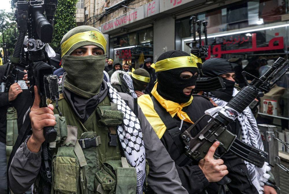 Kumpulan bersenjata Fatah mengadakan perarakan di bandar Ramallah. Foto AFP