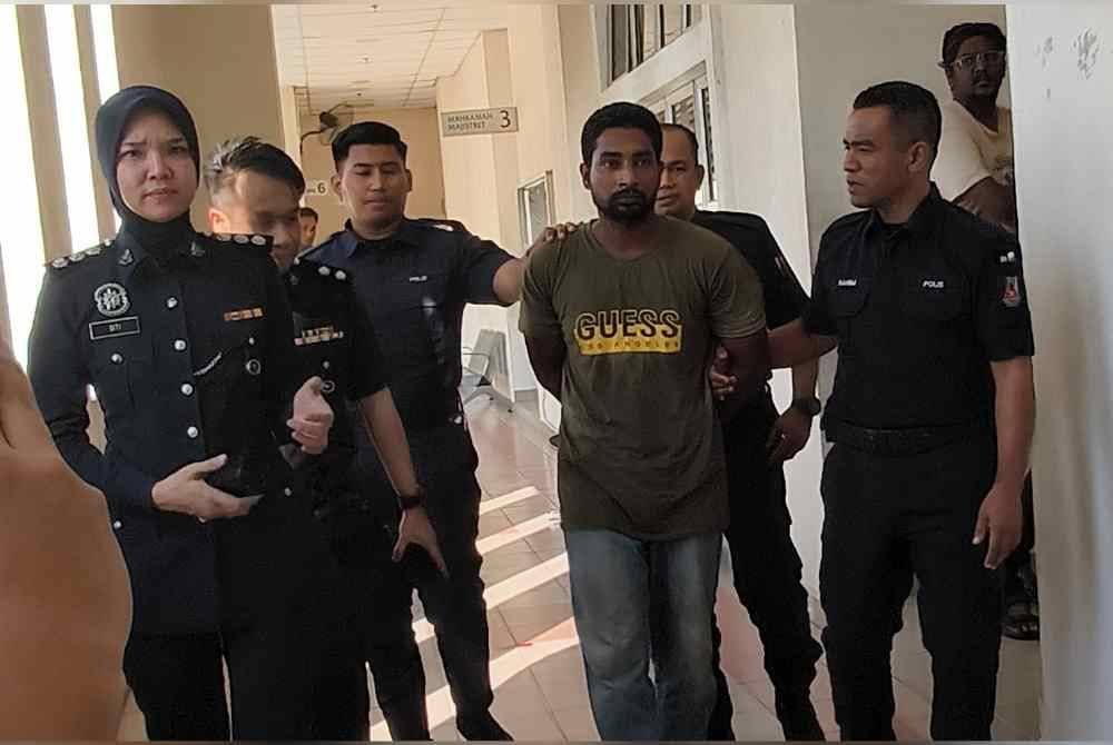 Shimul (dua dari kanan) dibawa ke Mahkamah Majistret bagi menghadapi pertuduhan membunuh seorang wanita dari Indonesia, Disember tahun lalu.