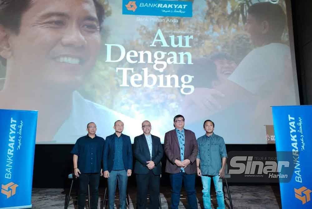 Beto (kanan sekali) bersama pihak pengurusan tertinggi Bank Rakyat dan Bobby (dua kanan selepas berakhir sesi tayangan filem pendek itu di Aurum Theater di Garden Mall di Kuala Lumpur pada Selasa.