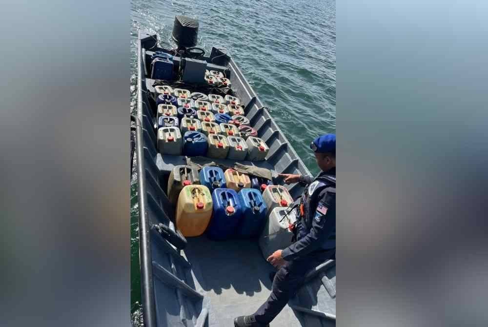 Pemeriksaan lanjut terhadap bot yang ditinggalkan berjaya menemui beberapa tong disyaki berisi petrol.