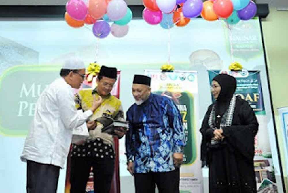 Faudzinaim (dua dari kanan) bersama Ghazirah (kanan) ketika hadir merasmikan Seminar Internasional: Rahsia Hafal Al-Qur’an Sebulan di Dewan Tun Hussien Onn, Kolej Mara Seremban baru-baru ini.