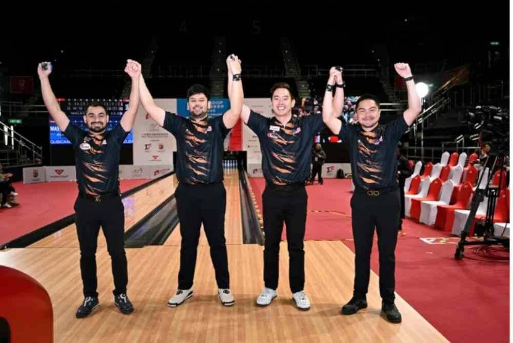 Skuad lelaki negara meraikan kejayaan muncul juara Piala Dunia IBF. - Foto Persekutuan Boling Asia