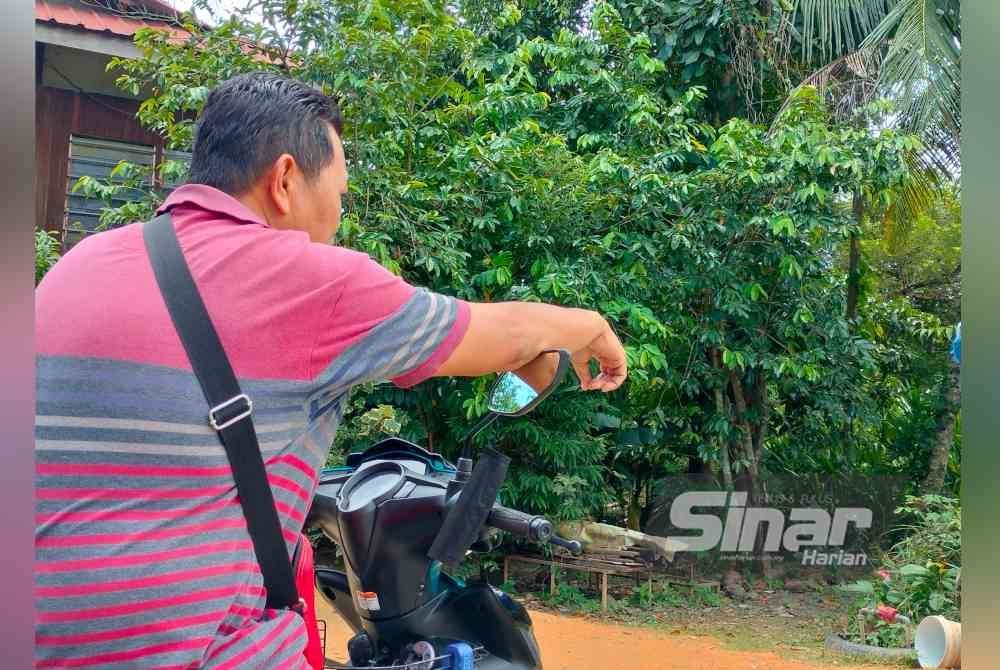 Ahmad menunjukkan kawasan dipercayai berbau minyak petrol. Foto Sinar Harian