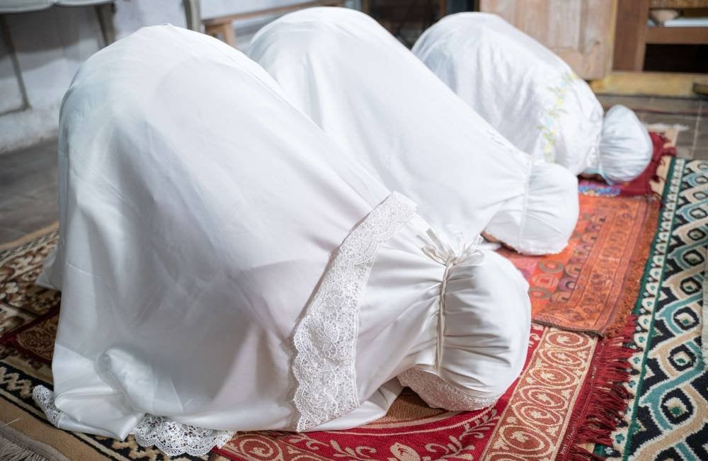 USAH meninggalkan syarat dan rukun dalam solat kerana mengejar masa untuk cepat-cepat menyudahkan solat kerana ia dikhuatiri 'mencacatkan' kewajipan yang sedang ditunaikan. -Foto: CANVA