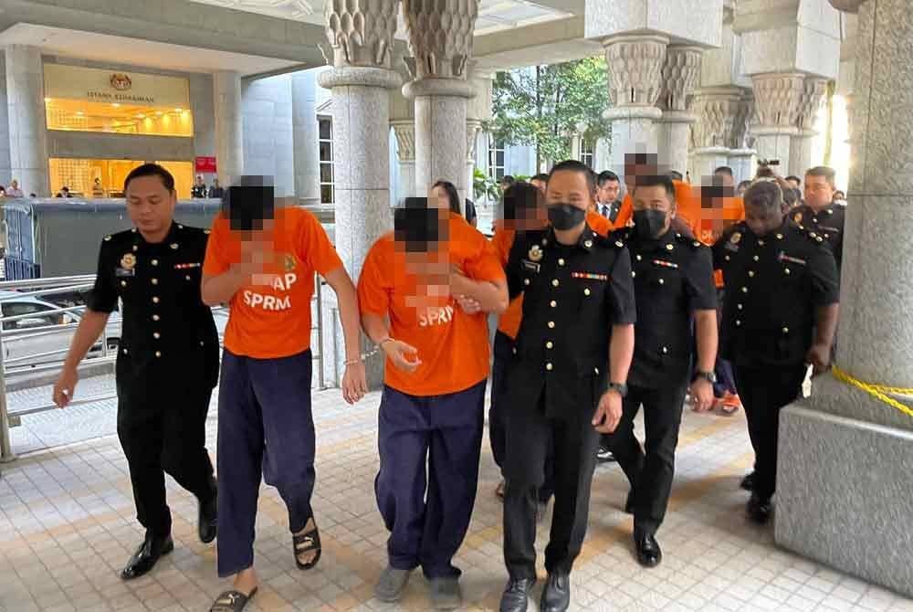 Seramai 12 individu ditahan SPRM dan dibawa ke Mahkamah Majistret Putrajaya pada Selasa kerana dipercayai terlibat dalam sindiket rasuah serta pengubahan wang haram melibatkan syarikat perunding kewangan dan kumpulan profesional perbankan. Foto: SPRM