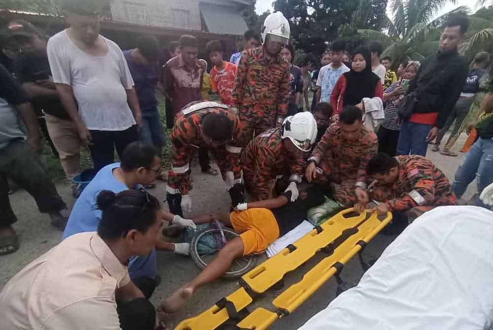 Kanak-kanak lelaki berusia 11 tahun menahan kesakitan selepas kakinya tertusuk besi rim basikal di Kampung Siasai Tamu, Kota Belud.