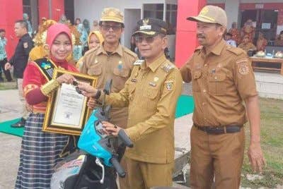 Rusmiati ketika menerima motosikal tersebut pada Selasa lalu, bagaimanapun ia diambil semula selepas majlis 'pemberian' selesai. Foto Agensi