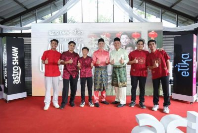 Barisan pelakon utama Abah Saya, Uncle Mike bersama individu sebenar yang menjadi inspirasi ramai, Uncle Mike (tiga dari kanan).