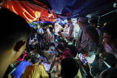 Jenazah lima sekeluarga yang maut dalam kemalangan jalan raya petang Ahad, selamat dikebumikan di dalam satu liang di Tanah Perkuburan Islam Jalan Balai Polis. Foto Bernama