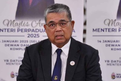 Datuk Aaron Ago Dagang ketika dalam sidang akhbat selepas menyampaikan amanat kepada kakitangan KPN di Kompleks F pada Selasa.