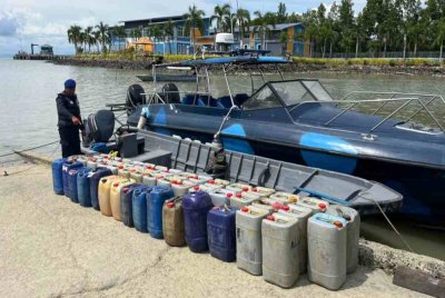 Tong berisi petrol ditinggalkan juragan bot selepas kegiatannya cuba menyeludup keluar bahan api tersebut dihidu PPM di perairan Pelabuhan Tawau.