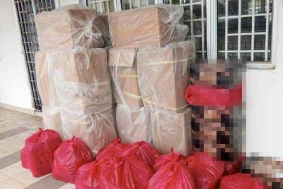 Minuman keras dan rokok tidak bercukai yang dirampas di Taman Cendana, Pasir Gudang pada Isnin. - FOTO: IPD Seri Alam