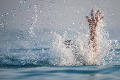 Dua lelaki maut apabila bot laju yang dinaiki berlanggar dengan sebuah bot pelancong dalam kejadian di perairan Kampung Balimbang, di sini pada Ahad.