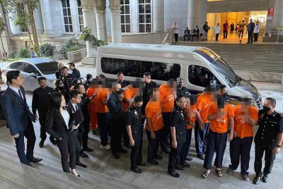 Seramai 12 individu ditahan SPRM dan dibawa ke Mahkamah Majistret Putrajaya pada Selasa kerana dipercayai terlibat dalam sindiket rasuah serta pengubahan wang haram melibatkan syarikat perunding kewangan dan kumpulan profesional perbankan. Foto: SPRM