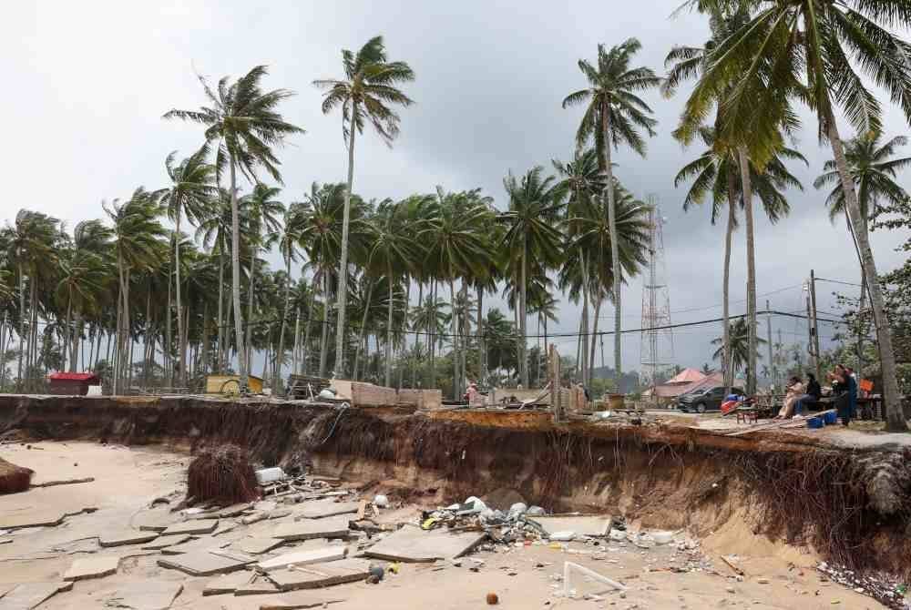 Hakisan yang semakin teruk di Kampung Tanjung, Batu Rakit sejak beberapa tahun kebelakangan ini menyebabkan dua bangunan rumah kedai yang berusia lebih 20 tahun terjejas teruk. Foto Bernama