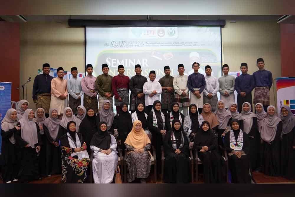 Barisan ahli Rumah Ngaji Negeri Sembilan dan pelajar USIM yang menjayakan pelaksanaan Seminar Rahsia Hafal Al-Quran sebulan di Kolej Mara Seremban pada 11 Januari lalu.