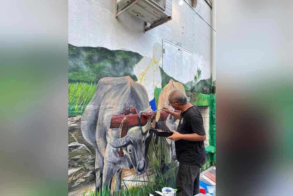 Salah seorang pelukis sedang menyiapkan mural. FOTO IHSAN PROJECT ZEROSIX
