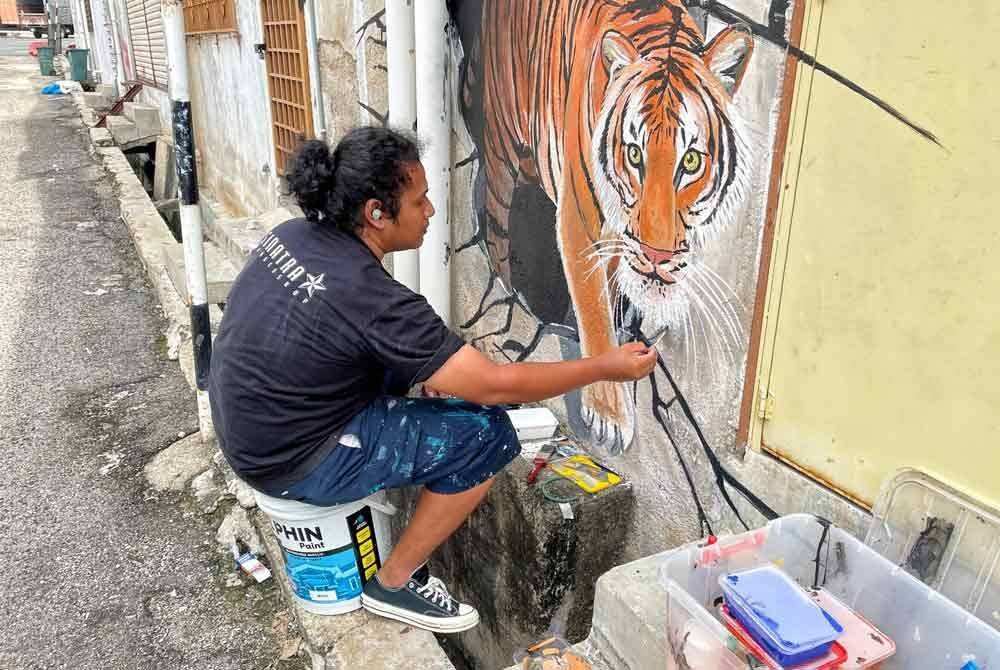 Pelukis mewarna harimau dilukis disalah satu dinding bangunan di bandar raya Kuantan. FOTO IHSAN PROJECT ZEROSIX