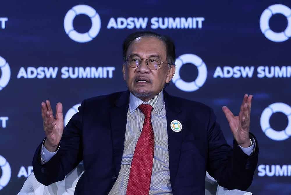 Perdana Menteri Datuk Seri Anwar Ibrahim bercakap pada Plenary Session sempena Minggu Kelestarian Abu Dhabi (ADSW) 2025 di Pusat Pameran Kebangsaan Abu Dhabi (ADNEC), pada Selasa. Foto Bernama