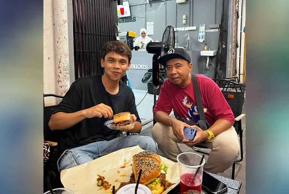 Dzulikhwan (kanan) hanya menurut permintaan anak demi hari bahagia pasangan pengantin berkenaan.