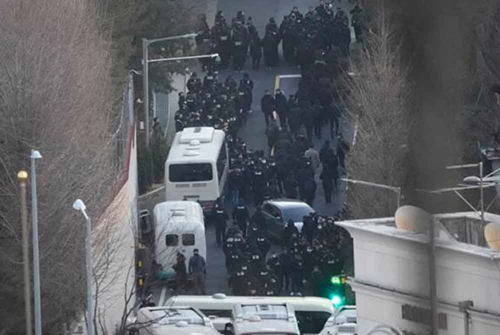 Penyiasat CIO serta polis ketika di hadapan kediaman Yoon di Seoul, Korea Selatan. Foto AP