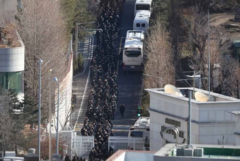 PEGAWAI polis dan penyiasat Pejabat Siasatan Rasuah untuk Pegawai Berpangkat Tinggi meninggalkan kediaman rasmi Presiden Korea Selatan Yoon Suk Yeol yang dipecat, berikutan penahanannya, di Seoul, Korea Selatan, 15 Januari 2025. Foto Reuters