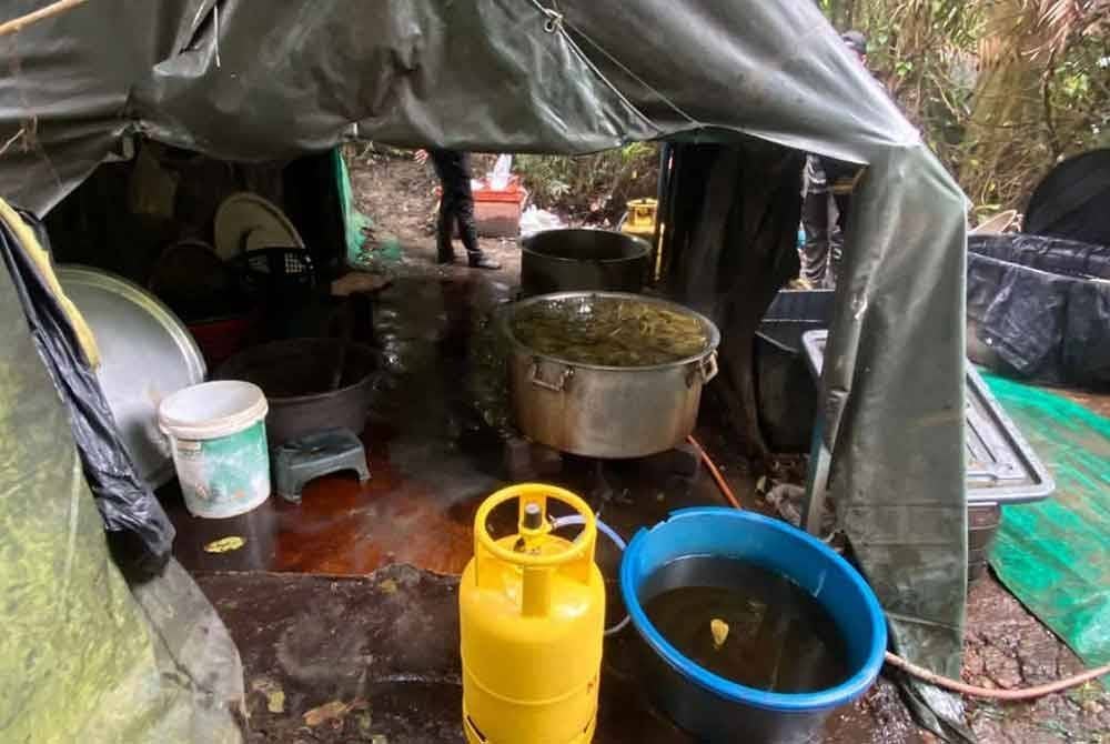 Batalion 9 PGA Kuala Terengganu menumpaskan kegiatan pengedaran air ketum selepas menyerbu lokasi memproses bahan terlarang itu di Kampung Belukar, Pasir Mas pada Isnin. Foto PGA