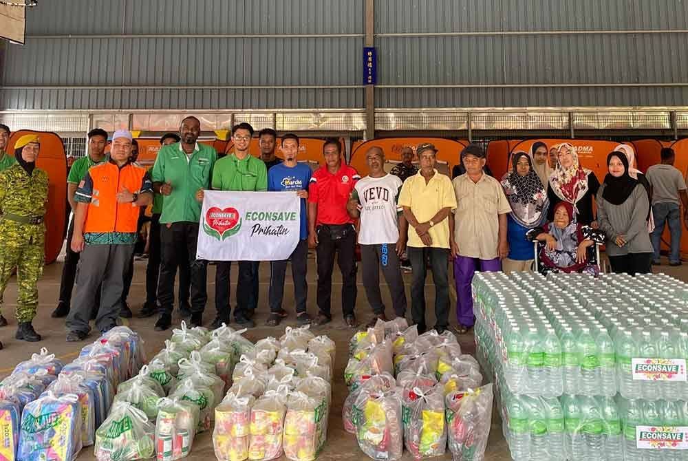 Mangsa kebakaran yang ditempatkan di PPS SJKC Choong Cheng Tanjung Dawai, Kedah menerima sumbangan dari Econsave Bandar Puteri Jaya, Sungai Petani.