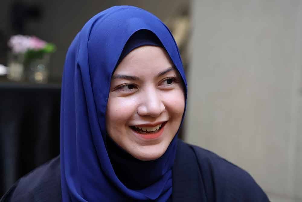 Pelakon Lisa Surihani ketika sesi temubual selepas majlis pengumuman persembahan tiga ahli Kumpulan KRU pada sidang media Konsert Gen KRU di sebuah hotel. Foto Bernama