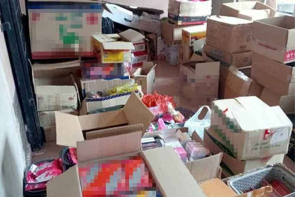 Kesemua barangan terbabit di rumahnya sebelum dijual ke pasaran tempatan melalui dalam talian. Foto PGA