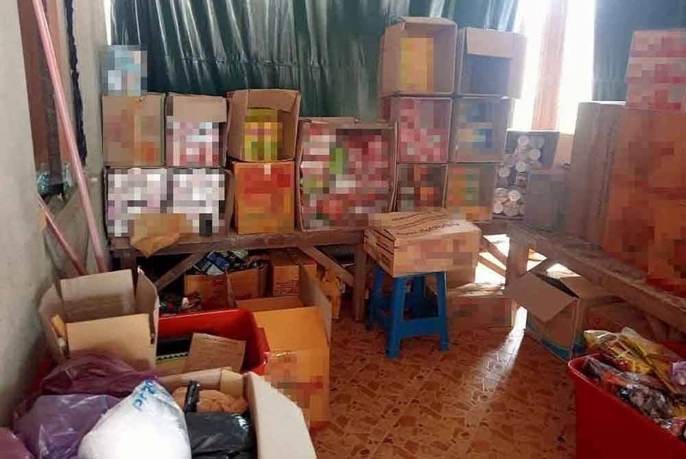 Seorang wanita dicekup Batalion 8 PGA Pengkalan Chepa selepas dipercayai terlibat dalam kegiatan penyeludupan barangan runcit dan kosmetik bernilai RM585,000 di Kampung Mentua, Pengkalan Kubor, Tumpat pada Isnin. - Foto PGA